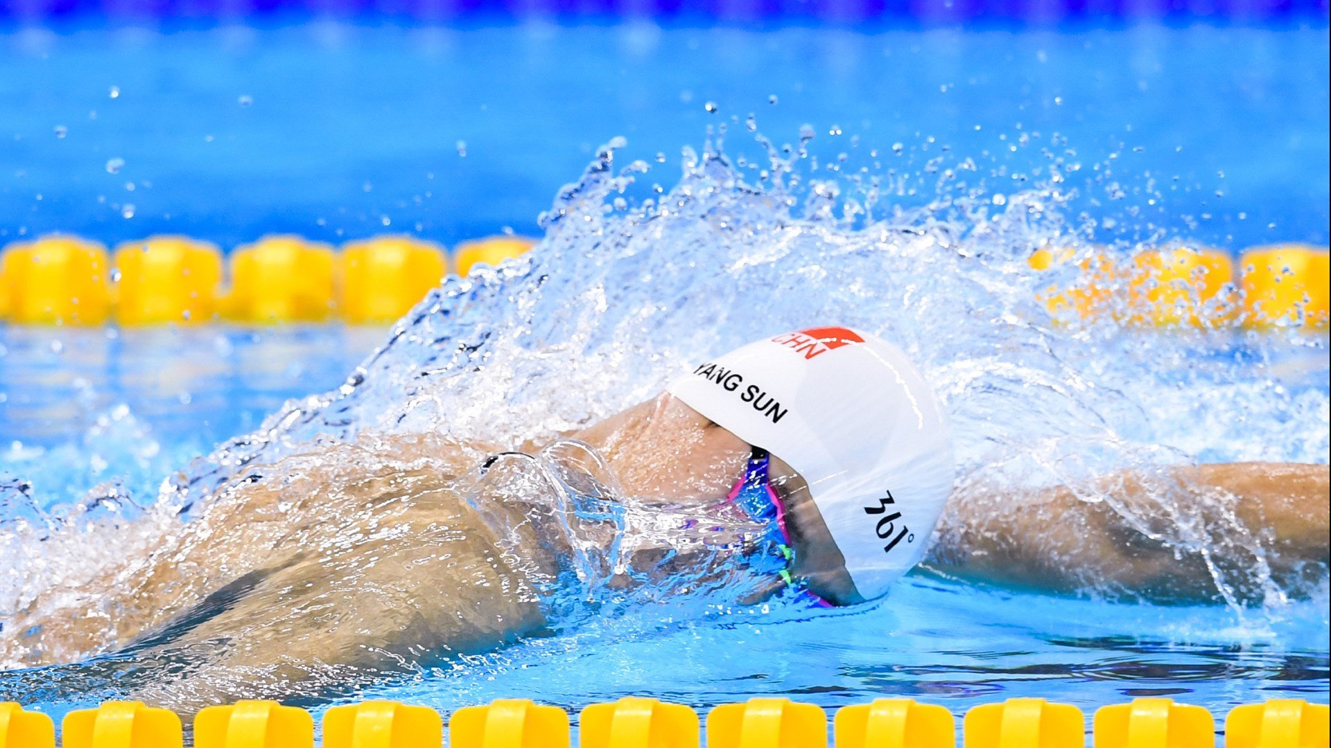 -云端悬空秋千，悬挂在天空的运动奇观，秋千上的云